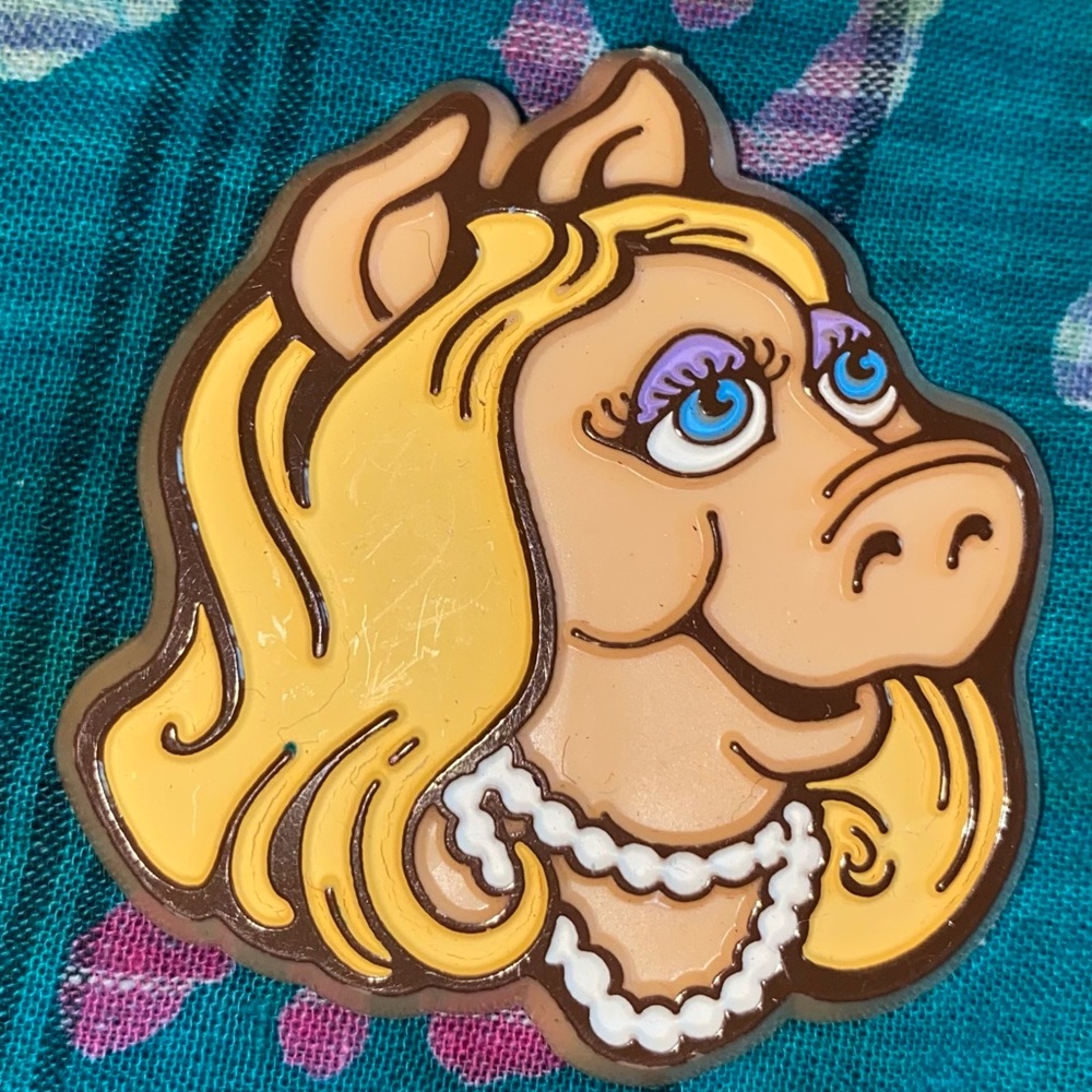 Vintage Miss Piggy The Muppets Plastic Pin Brooch 1979